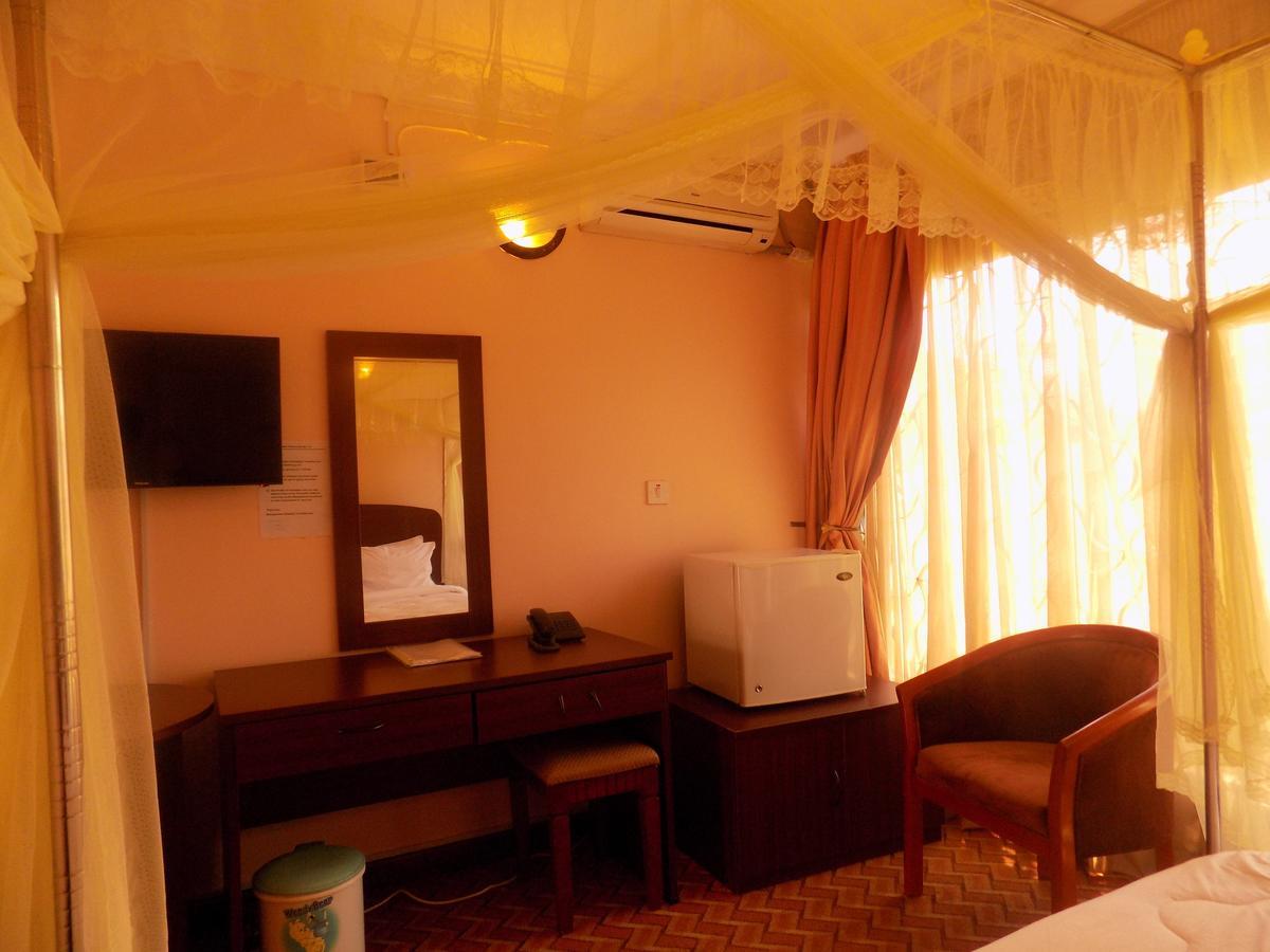 Entebbe Traveller'S Hotel Esterno foto