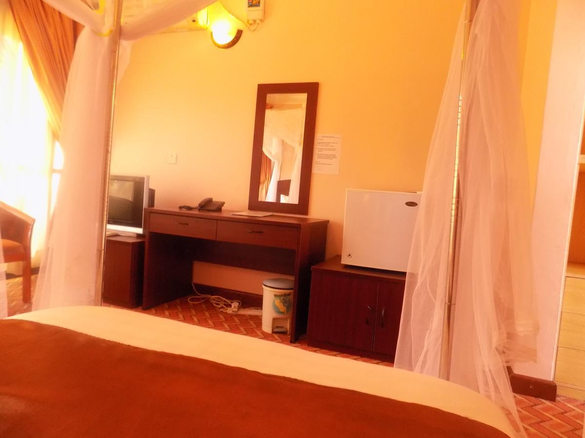 Entebbe Traveller'S Hotel Esterno foto